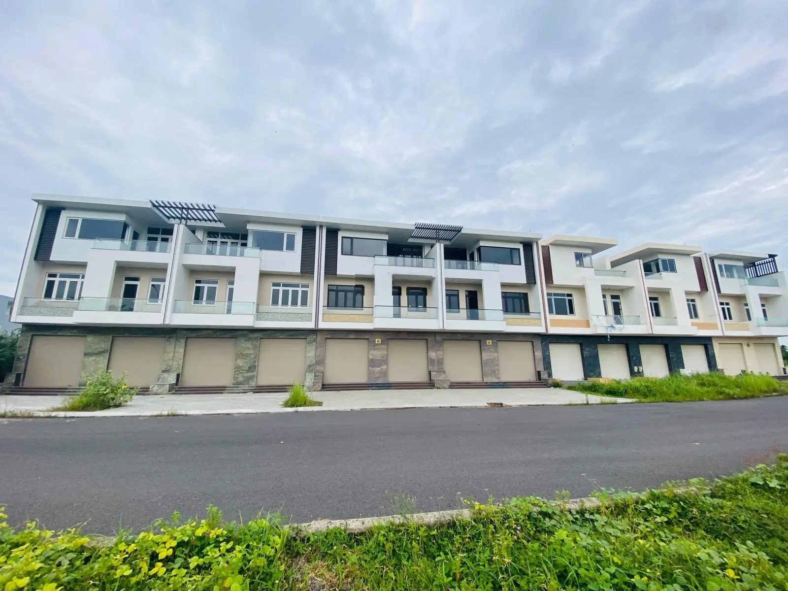Lô đất 2 mặt tiền đừơng lớn 21m khu 4,5 Long Hưng City cần bán gấp 31tr/m2