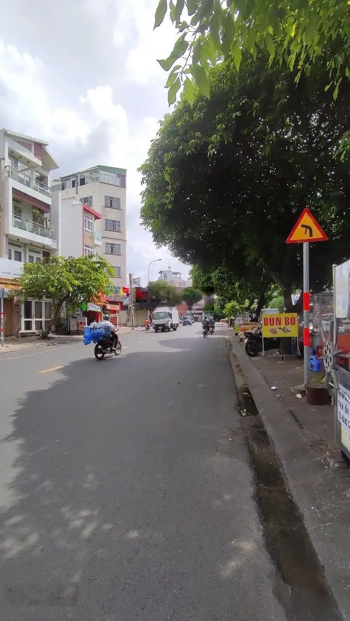 Bán nhà mặt tiền khu Hoàng Hoa Thám gần nhà ga T3 Tân Sơn Nhất 5x21 2 lầu 18.2 tỷ