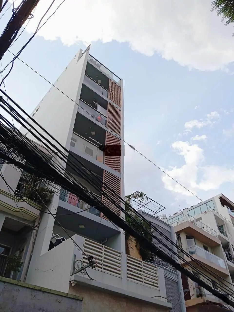 Mặt tiền khu Phan Xích Long, 52m2, sổ vuông A4, cách vài bước ra phố ẩm thực