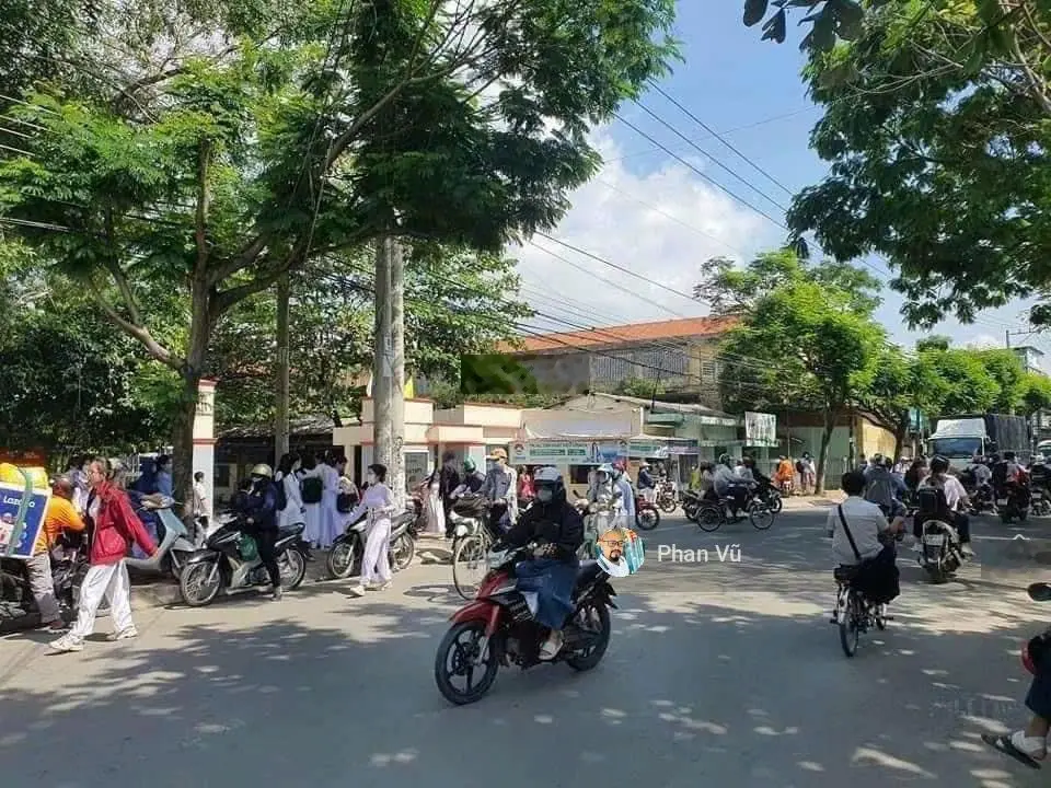 Bán 2 căn nhà ngang 10m, cụm trường học Cấp 1,2 Dĩ An.