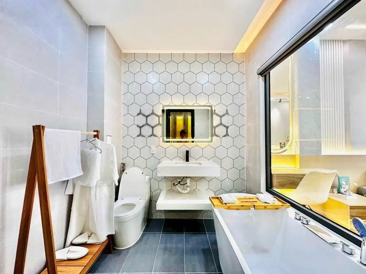 Bán nhà mới cứng ngay sau ĐH Nguyễn Tất Thành, Đoàn Văn Bơ Q. 4 - 93,6m2 - 4 tầng - SHR