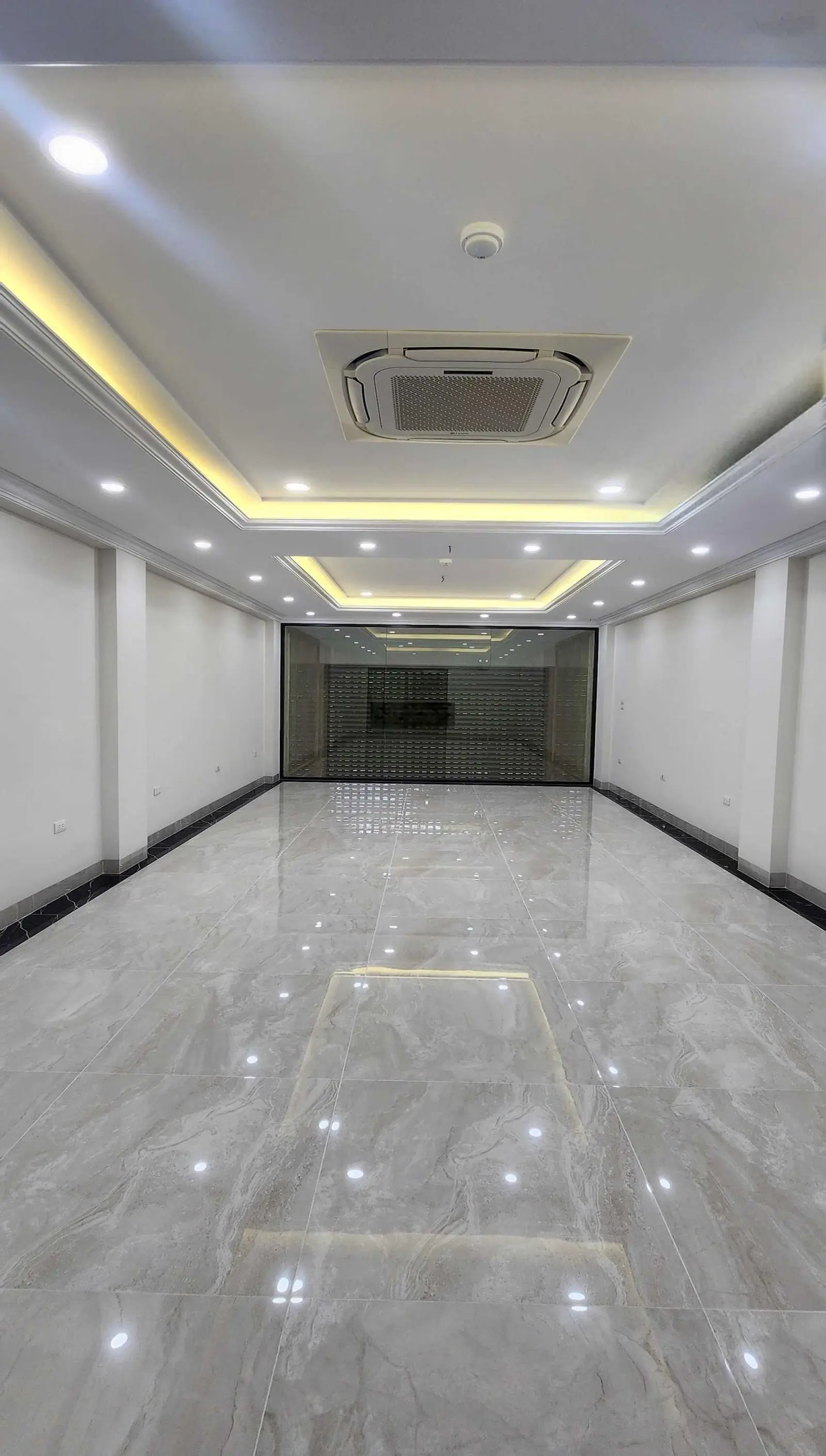 Bán tòa nhà 8 tầng, nhỉnh 27 tỷ, đường rộng 12m, thông sàn kết hợp ở