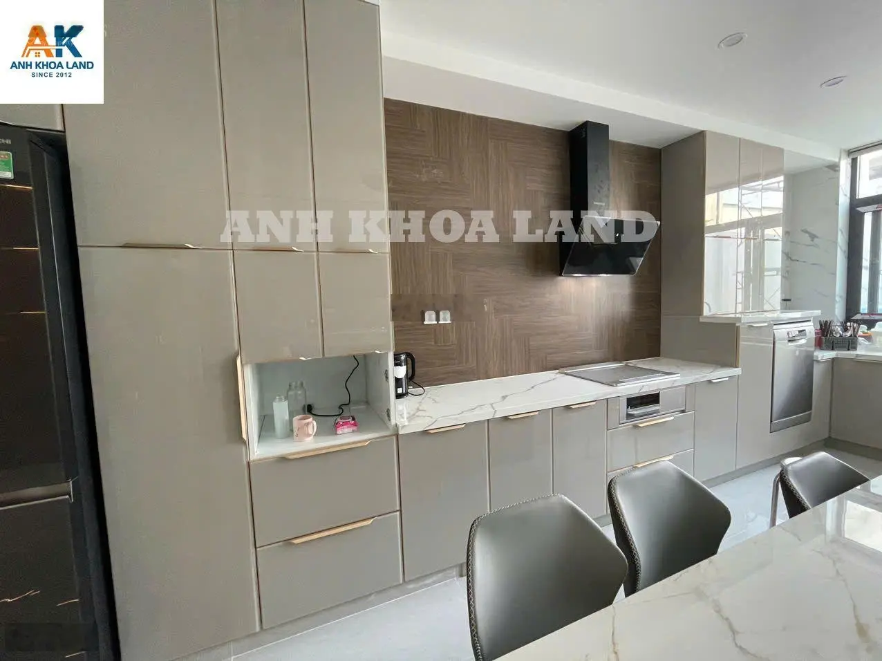 Nhà đẹp ở ngay ngay trường học 1 trệt 1 lửng 2 lầu, 122m2, 4PN, 4WC, Quận 9, HCM, 12.8 tỷ