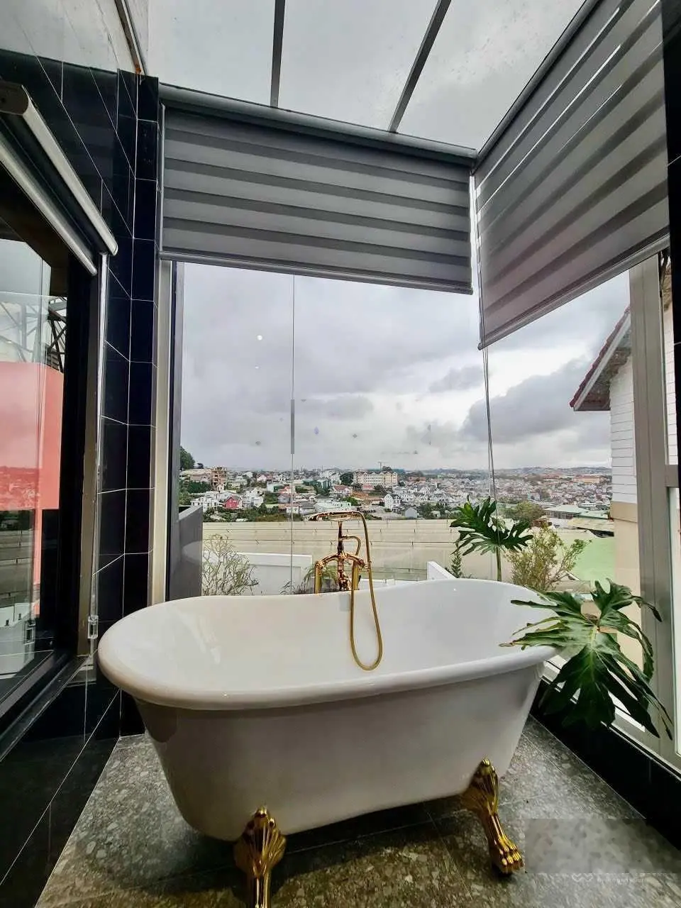 Villa hồ bơi sân vươn Nam Hồ 312m2 nở hậu 3 tầng 4PN - 5WC khai thác doanh thu 75 - 95tr/tháng