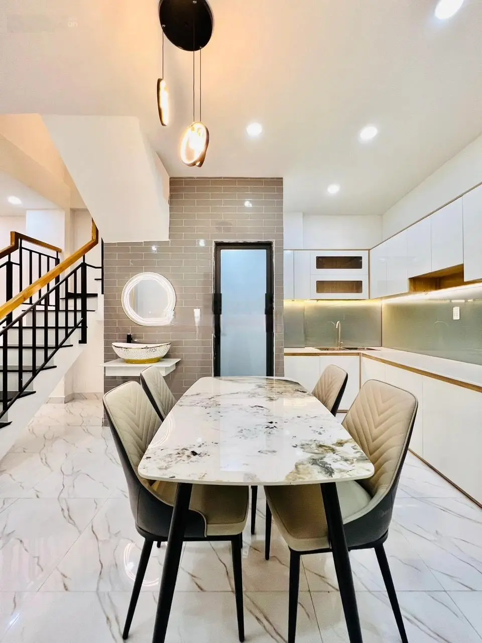 Chỉ 3,3 tỷ! Nhà 63m² gần chợ Trần Hữu Trang xây 1 trệt 2 lầu. Gần bờ kè đủ tiện ích,hẻm oto. Sổ sẵn