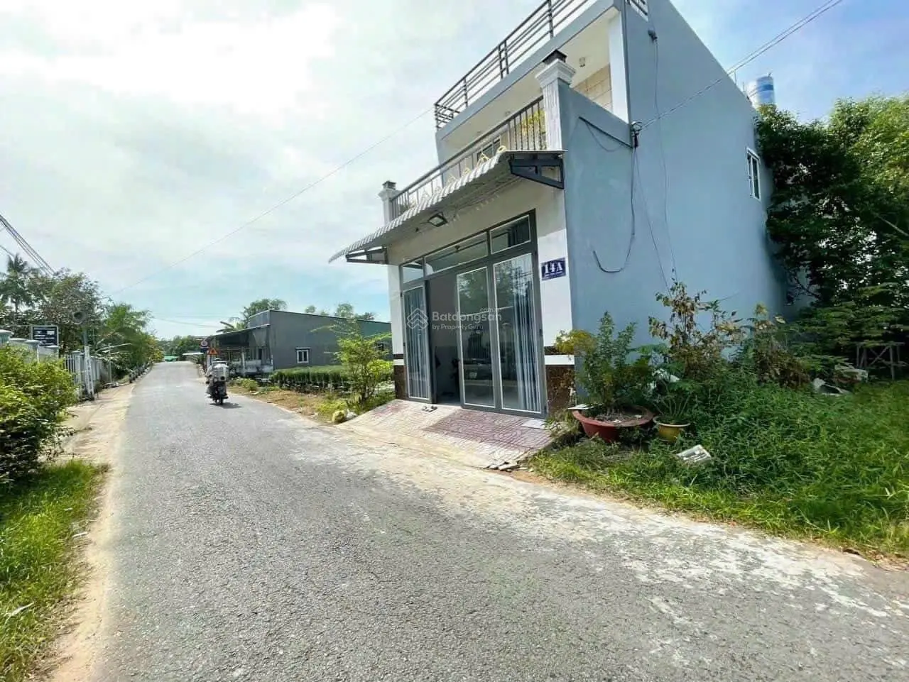 Cần tiền bán nhanh miếng đất ngay chợ phường 7, Bến Tre DT 120m2, SHR, full thổ cư