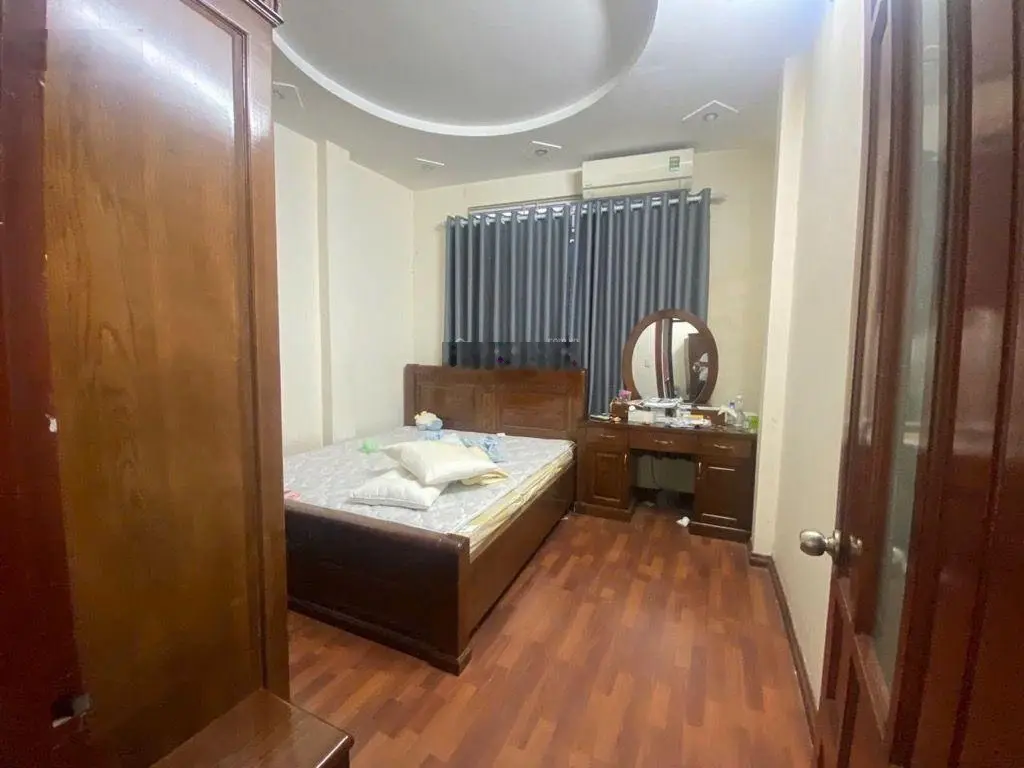Bán nhà riêng gấp tại phố đại la, gara ôtô, thoáng sáng
