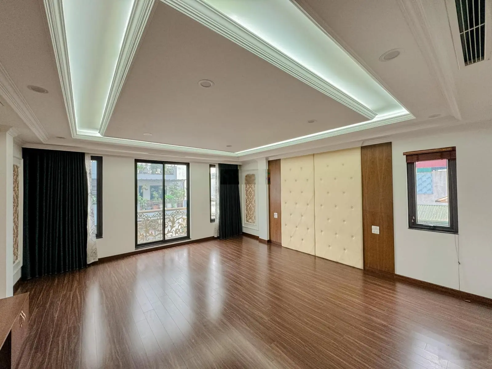 Bán gấp nhà đường Khuất Duy Tiến. Lô góc. Ô tô đỗ cửa. 60m2 - 5 tầng