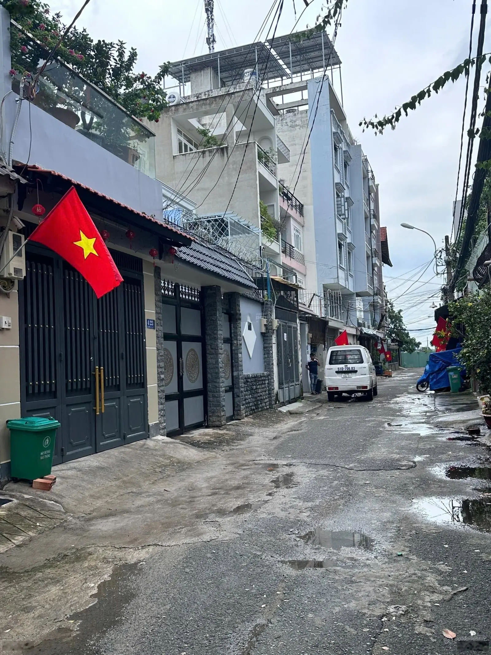 Bán nhà riêng diện tích đất 74.8m2 hẻm xe hơi ngay sân bay TSN