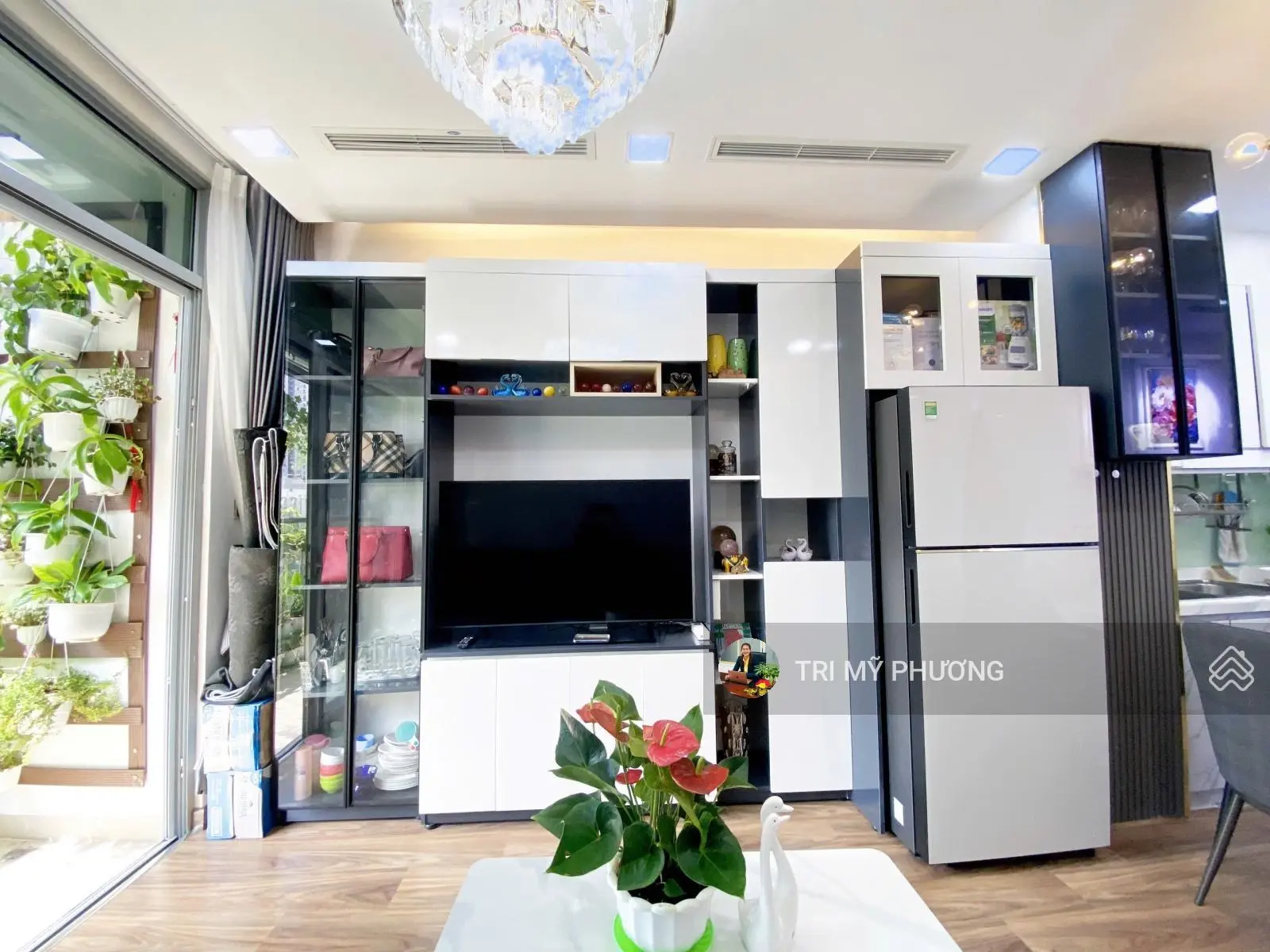 HÀNG HOT!Đã có sổ hồng riêng, bán nhanh căn hộ 1PN, full nội thất, Vinhome Central Park, vào ở ngay