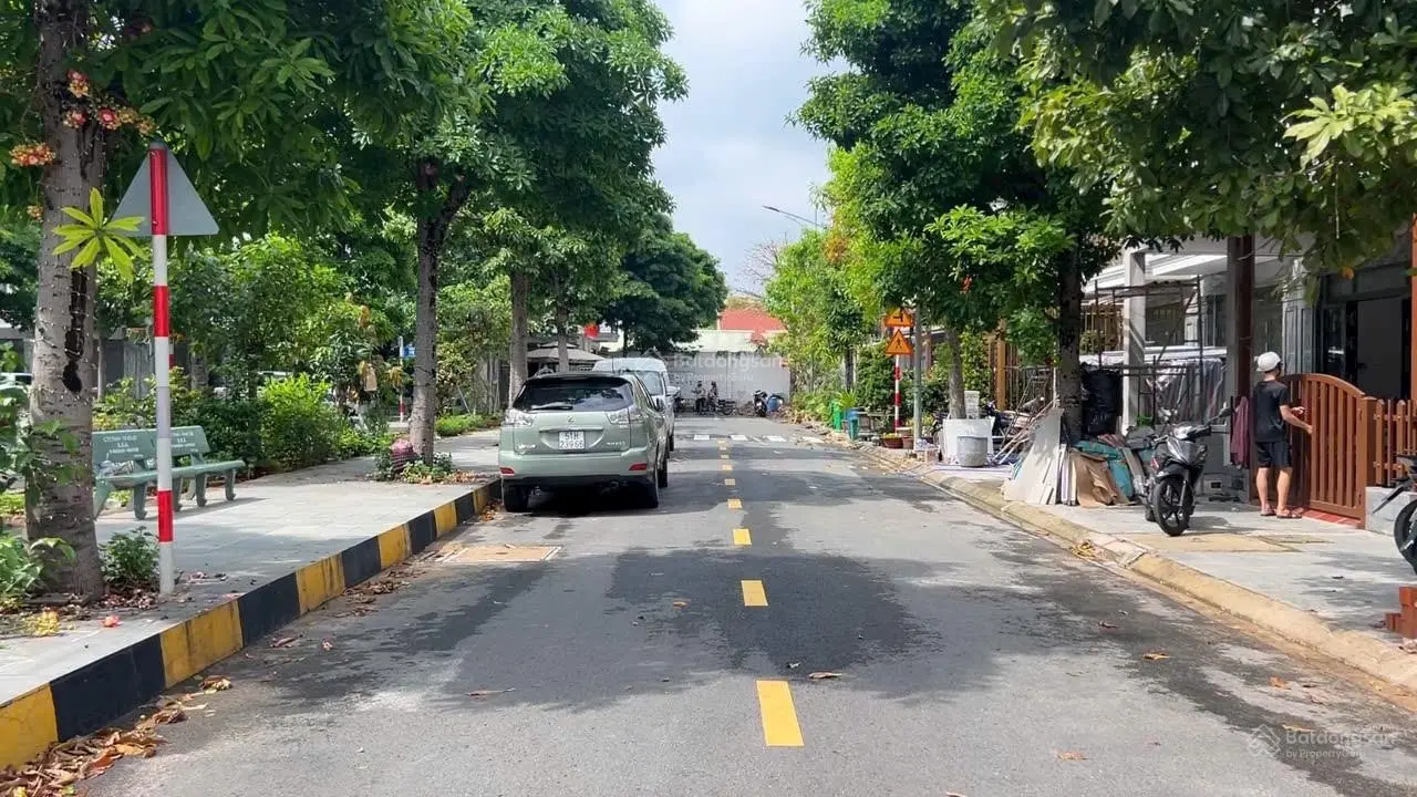 Nhà thô 1 trệt 2 lầu gần chợ Dĩ An DT 73m2 ngang 4x18,25m thổ cư full dg 7m vỉa hè 3m LH 0906309279