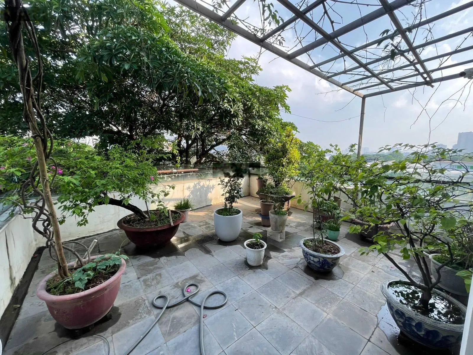 Bán cả căn nhà 6 tầng 420m2, thang máy, hầm để xe view tuyệt đẹp, 2 mặt phố và đi lại thuận tiện