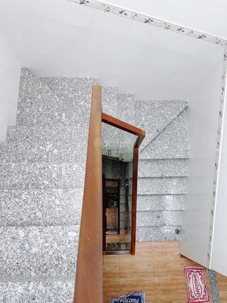Bán nhà hẻm xe hơi Đường Hoàng Diệu, cách mặt tiền 10m, 5,5 x 11m, giá chỉ 13,9 tỷ
