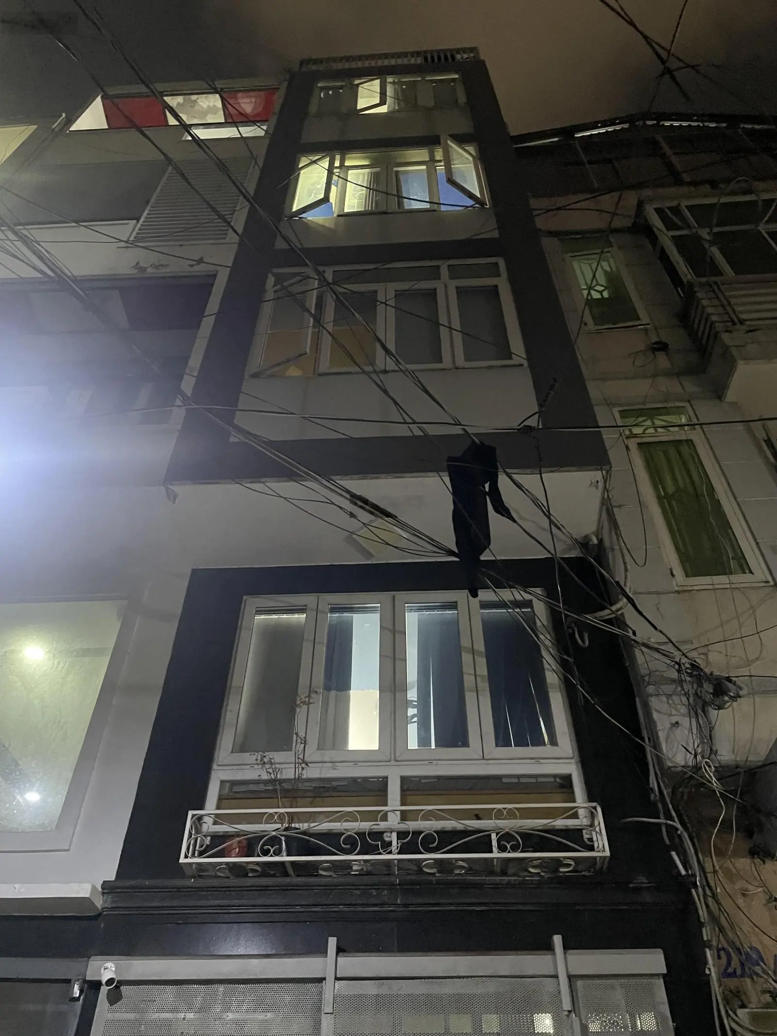Chính chủ bán nhà 4 tầng 8 phòng Q3,đ. Trần Văn Đang, Tp.HHCM, hẻm 6m, cách Hoàng Sa khoảng 25m