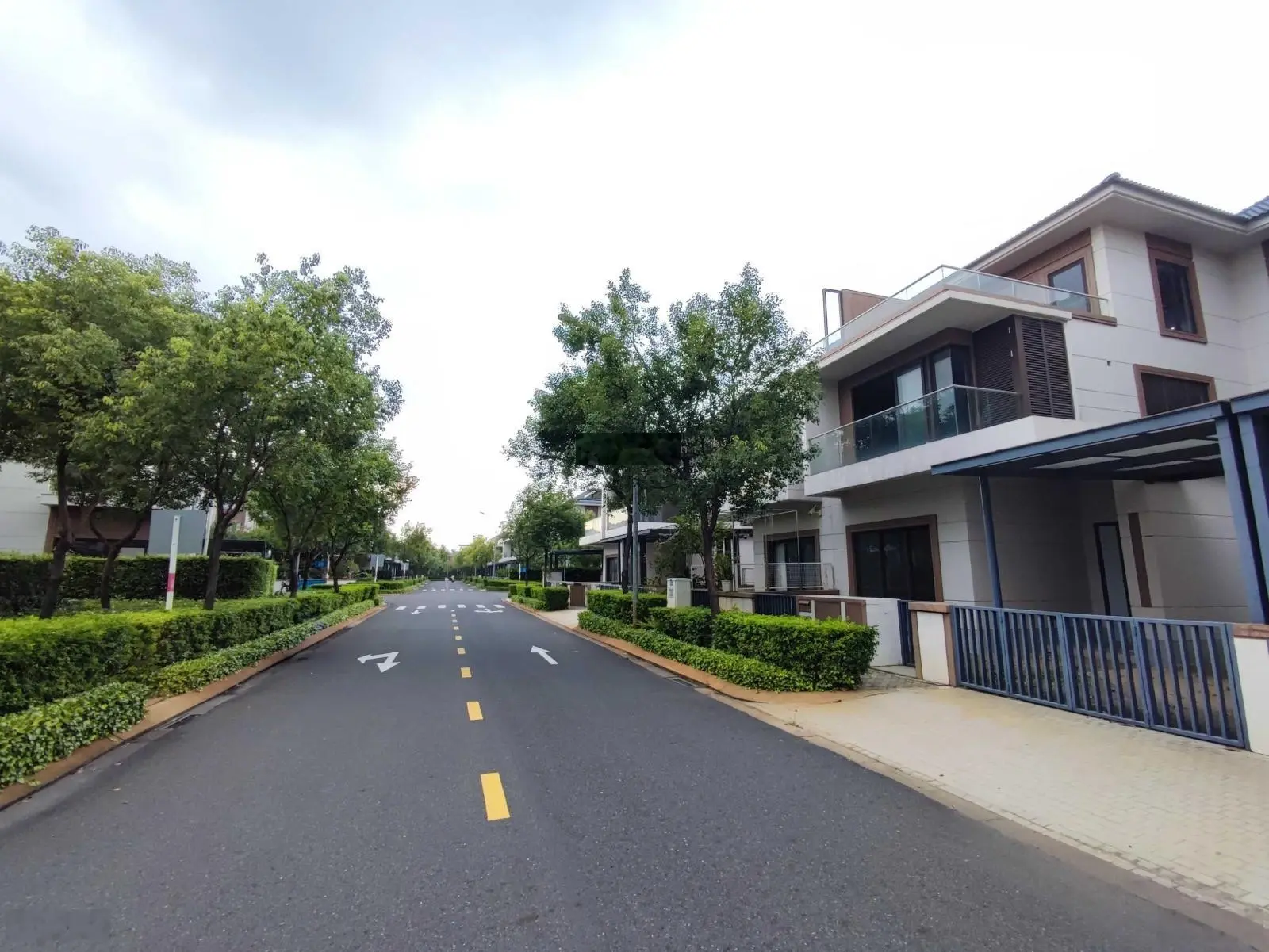 Bán nhanh BT song lập 2 mặt thoáng từ 12 tỷ, DT 210m, zone 8 full thuế phí. LH 0901 088 ***