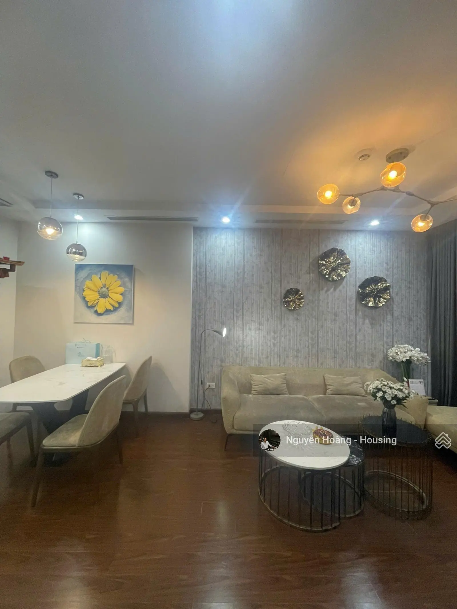 Gia đình tôi cần bán gấp căn 2 ngủ, diện tích 78m2, tầng trung, full nội thất đẹp, giá 5 tỷ, sổ đỏ