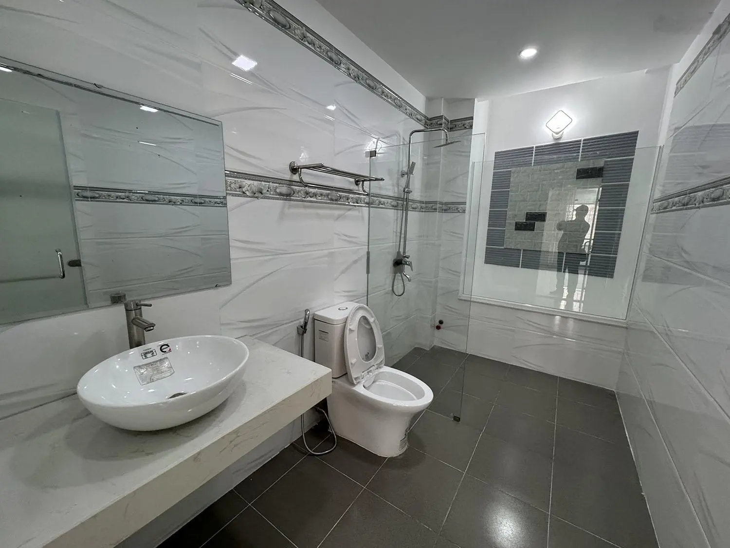 Nhà phố Trệt,3 lầu, sân thượng, mới 100%, 4 phòng ngủ, hẻm xe hơi đổ cửa khu VIP Nguyễn Thượng Hiền