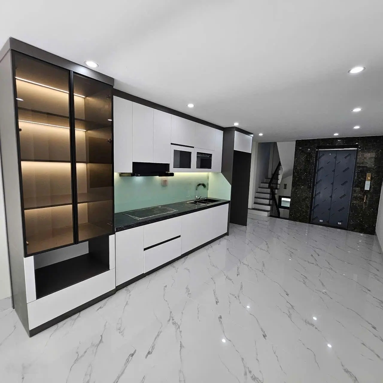 Bán nhà 46m2 6 tầng thang máy full nội thất ngõ 95 Vũ Xuân Thiều. Ngõ thông, nông cách mặt phố 20m