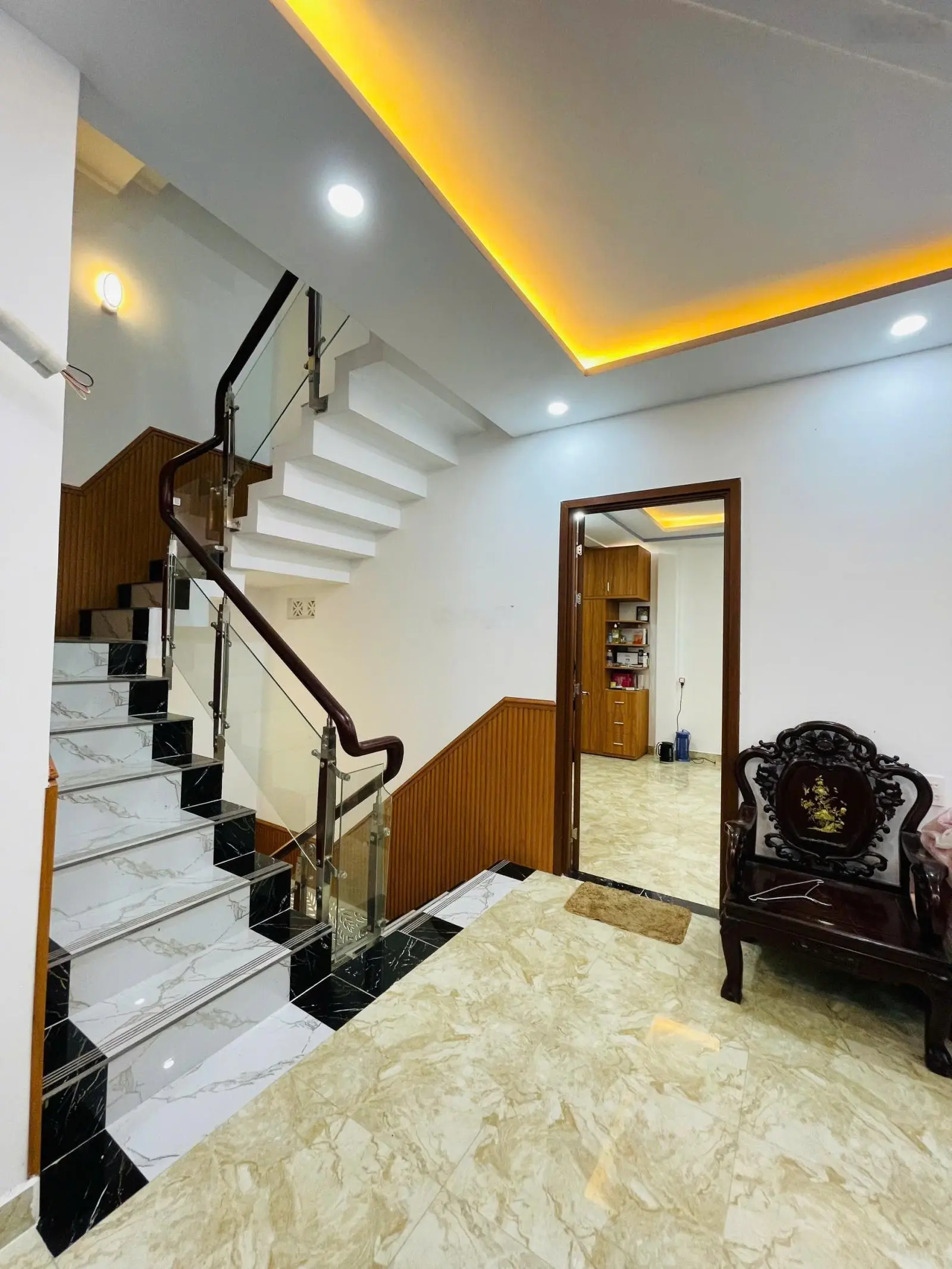 Bán biệt thự 2 mặt tiền Thạnh Mỹ Lợi. 10x20 (200m2) Để lại toàn bộ nôi thất cao cấp. Chỉ 22 tỷ TL