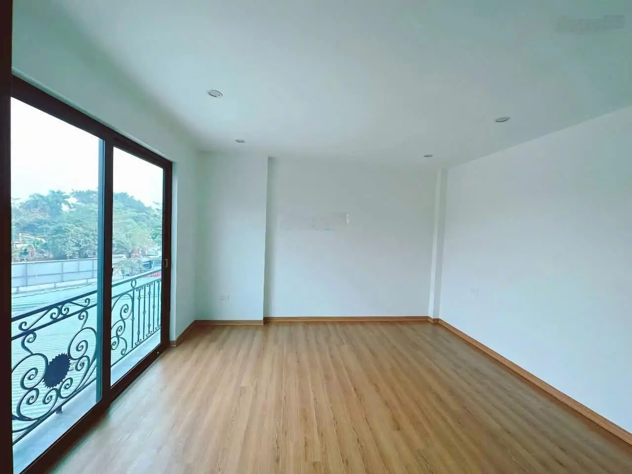 Bán nhà ngọc trì thạch bàn - cách mặt phố 1 nhà - ngõ ô tô đỗ cổng, dt 30m2, mt 4m giá : 6,05tỷ