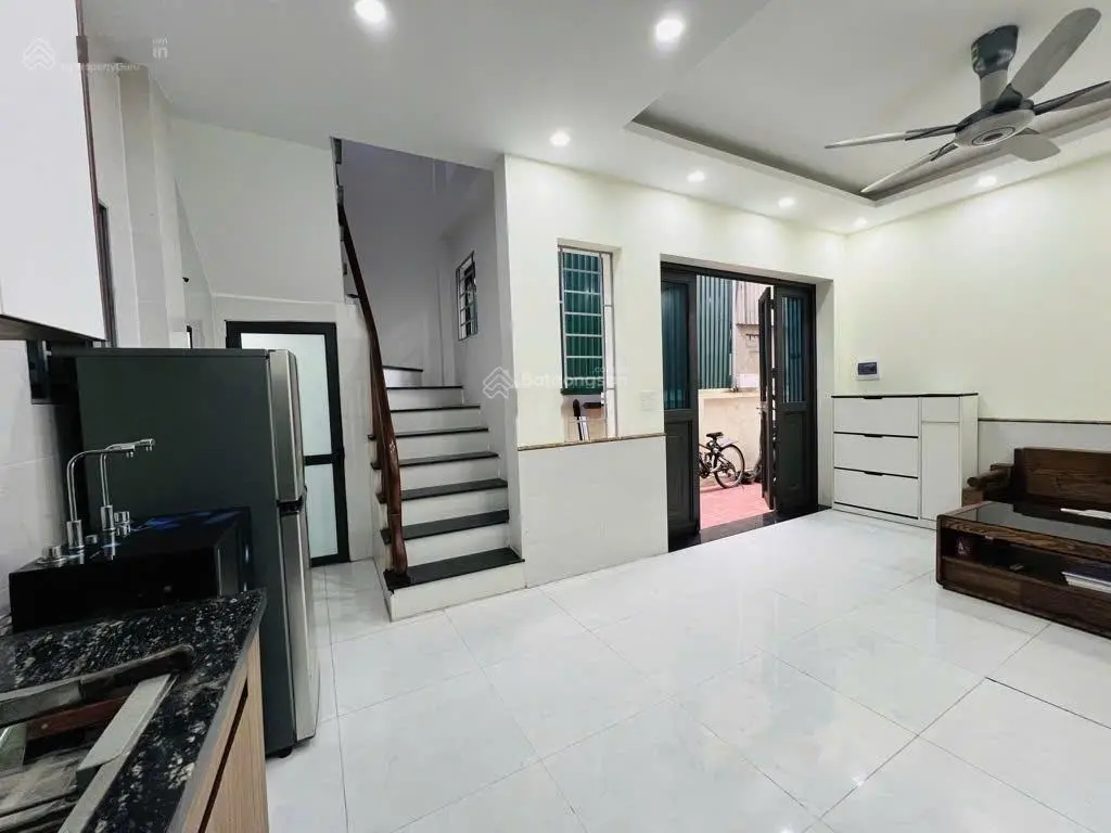 Cần bán nhà rất gấp ngay Vinsmart City Tây Mỗ, vài bước oto, có sân rộng, DT 43m2, giá bán 4 tỷ x