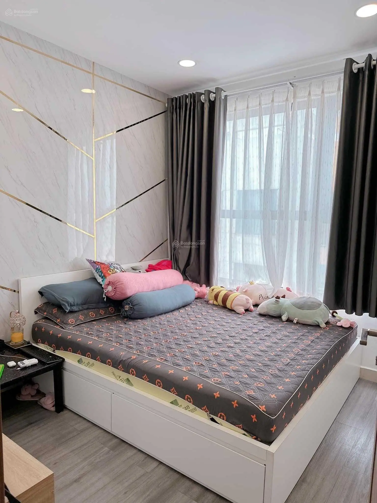 Cần bán CHCC Cộng Hoà Plaza - Tân Bình. DT: 70m2, 2PN, 2WC. Giá: 3.6 tỷ. LH: 0903 318 *** Minh