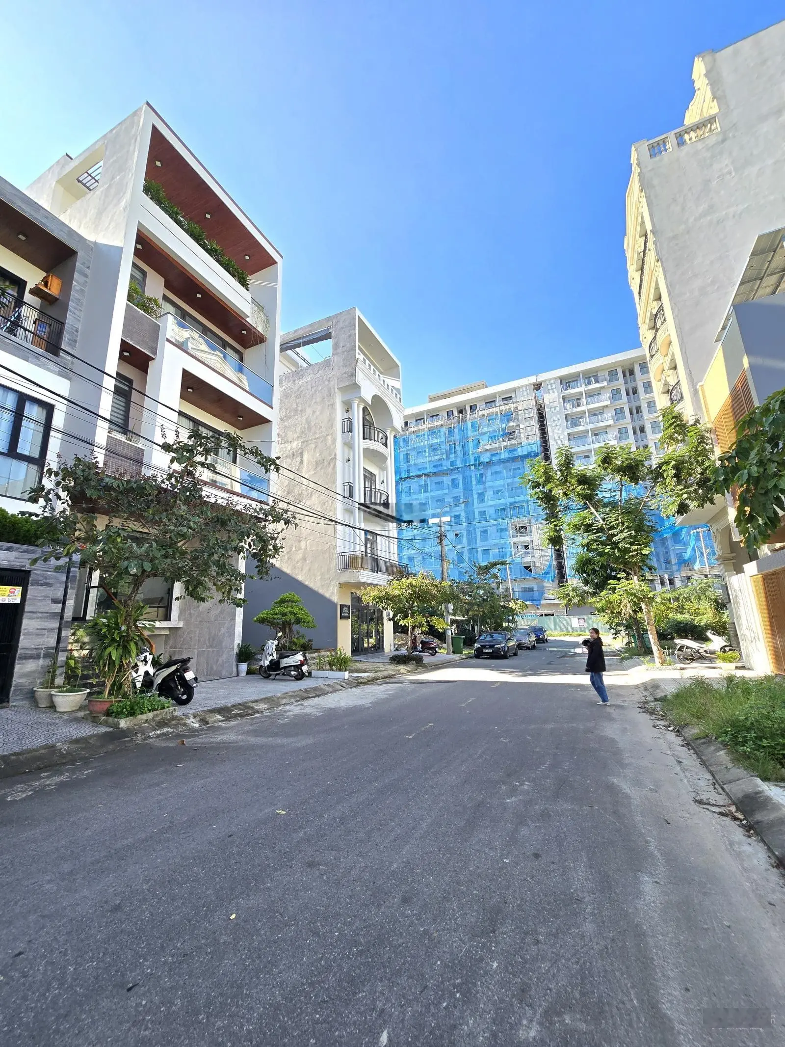 Bán nhà 5 tầng biển Mỹ Khê giá chỉ hơn 12 tỷ, thiết kế rất đẹp dòng tiền thuê đến 40 triệu.