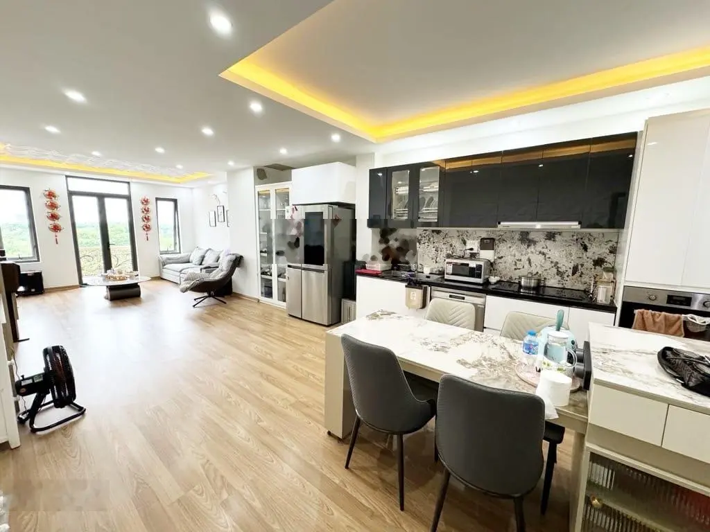 Bán nhà mặt phố Cổ Linh, nhà mới đẹp lung linh, tặng full nội thất xịn xò, thang máy