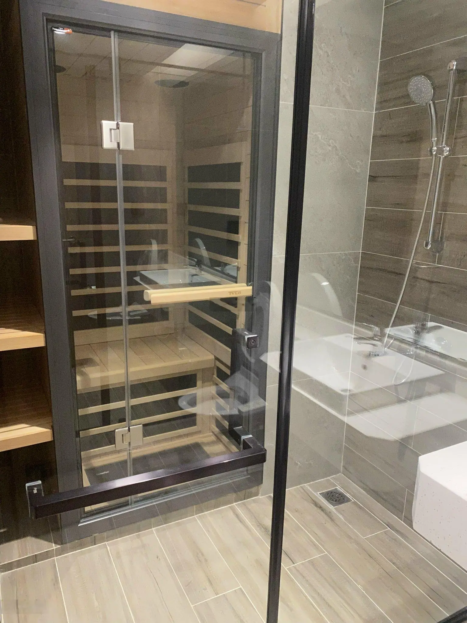 Căn hộ 2 Phòng ngủ 2WC 58m2 Landmark KĐT Ecopark, full nội thất 3tỷ750 tặng voucher tắm khoáng