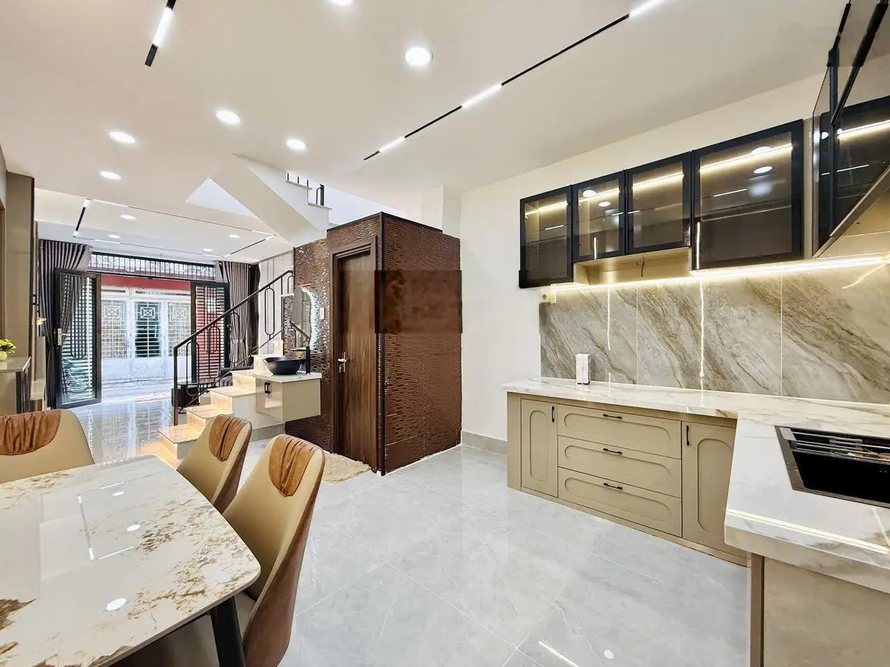 Cần tiền trị bệnh cho con bán nhà Trương Định, Q3. HXH. LH: 0347 153 ***