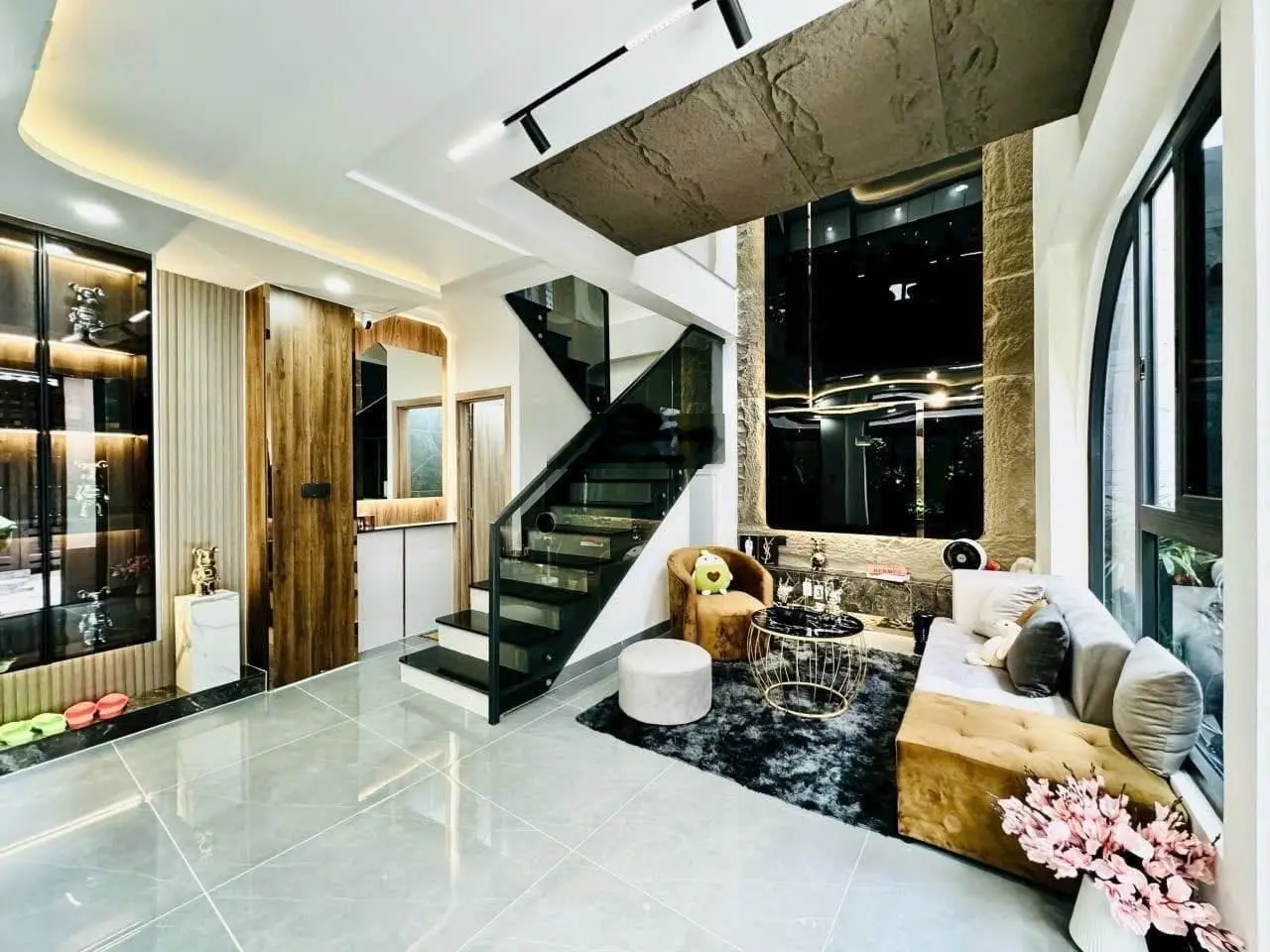 Giá cực sốc Lý Thái Tổ, P. 10, Quận 10, 6 tỷ 750 hẻm xe hơi 64m2 đang cho thuê 24 triệu/tháng SHR