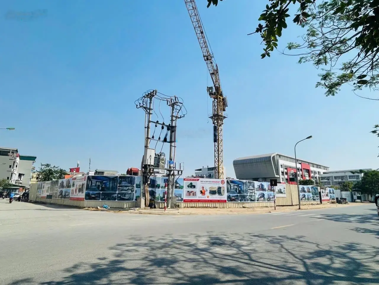 Em bán mảnh đất 105m2, mặt tiền 7m, cạnh TTTM Phúc Lợi, giá 136 triệu/m2