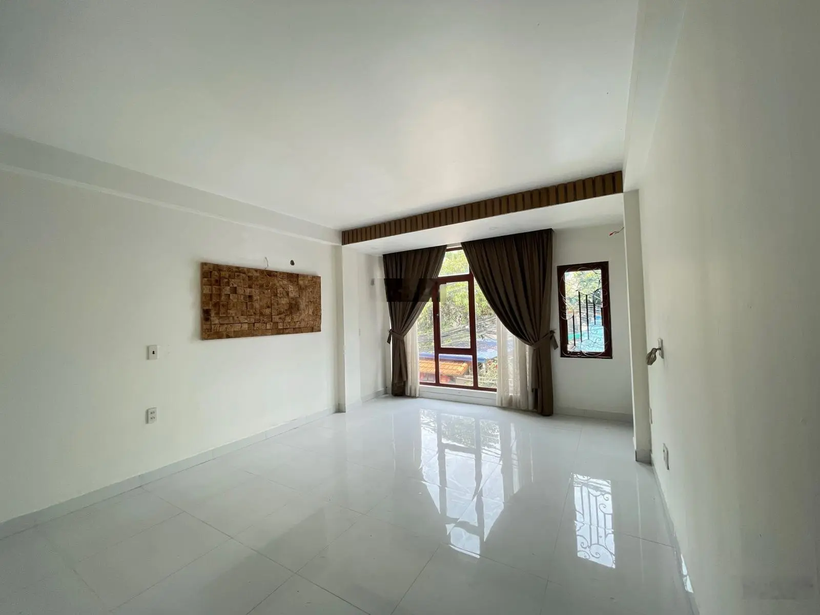 NHà dân xây độc lập hơn 3 tỷ ô tô vào nhà ngay chợ hàng gần Aeon