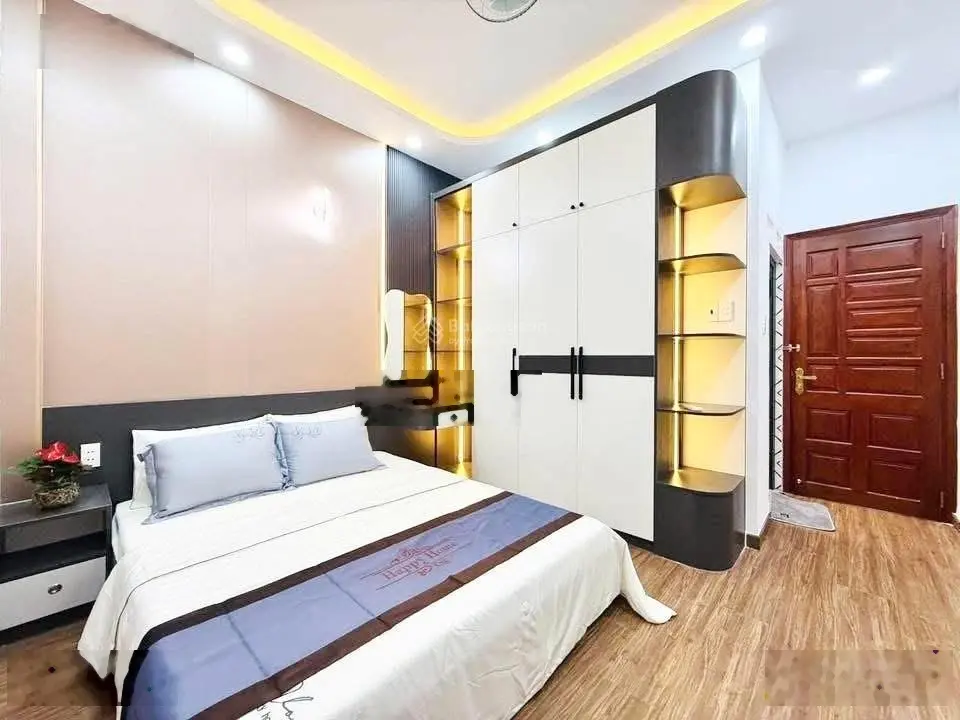 Nhà căn góc 2 mặt hẻm xe hơi với 6 phòng ngủ siêu đẹp, 3 lầu, gần emart