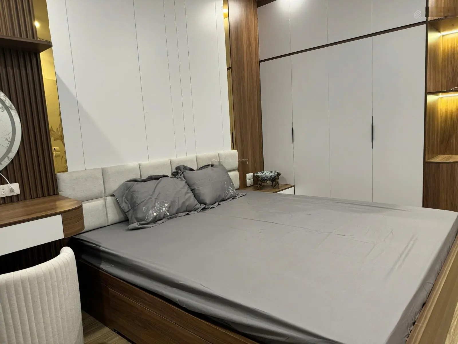 Nhà đẹp tại nguyễn văn cừ-phường ngọc lâm.full nội thất ngõ oto thông oto vào nhà.