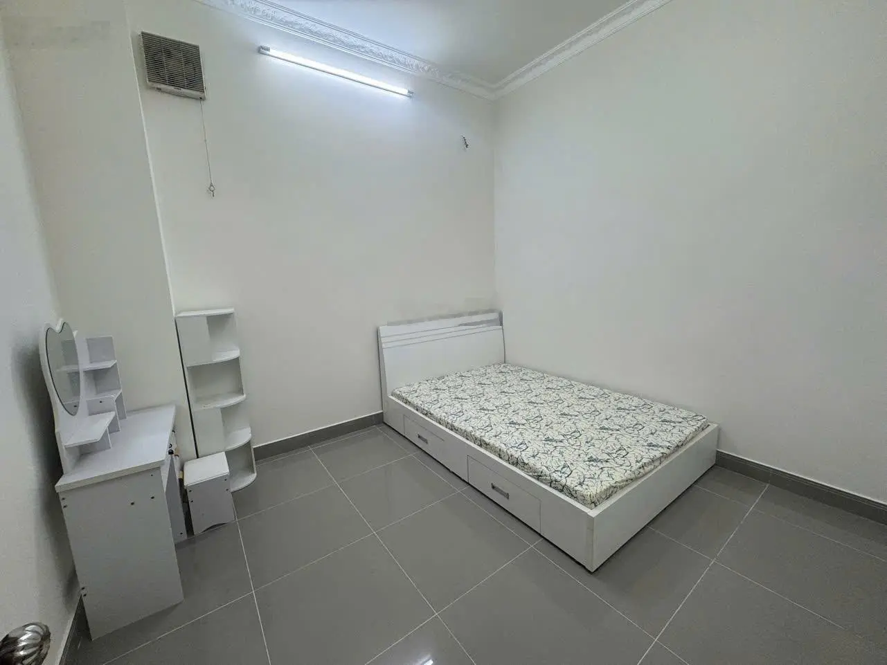 Nhà 1 trêt 2 lầu 1 sân thượng - Mặt tiền đường số Long Trường, nội thất mới