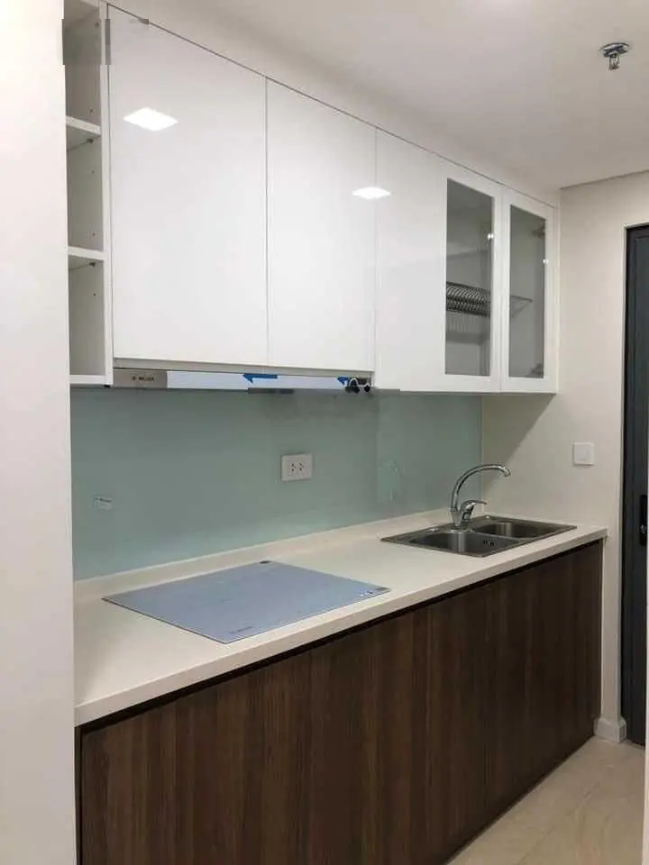Cần báN 2PN, Rivera Park vị trí căn góc hướng Đông Nam Tây Bắc tầng trung, có slot ô tô sổ lâu dài