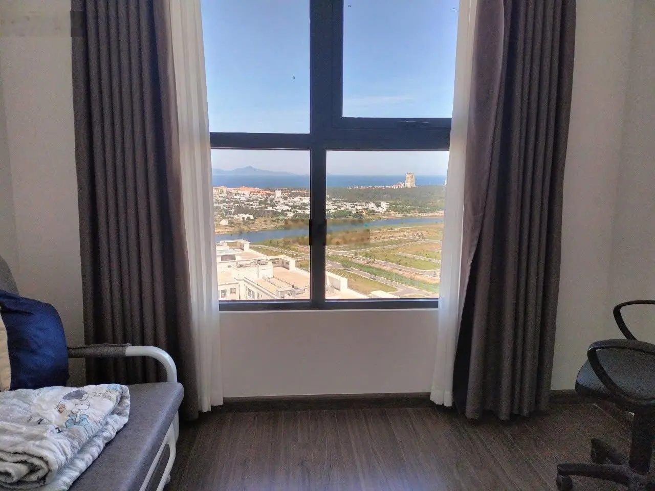 Bán căn góc 2 phòng ngủ view biển toà căn hộ FPT Plaza Đà Nẵng, giá chỉ 2,x tỷ/ căn