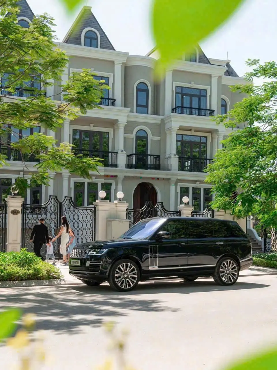 Cần bán gấp căn nhà vườn tại ciputra sân vườn rộng rãi có hầm và 3 tầng sô trao tay