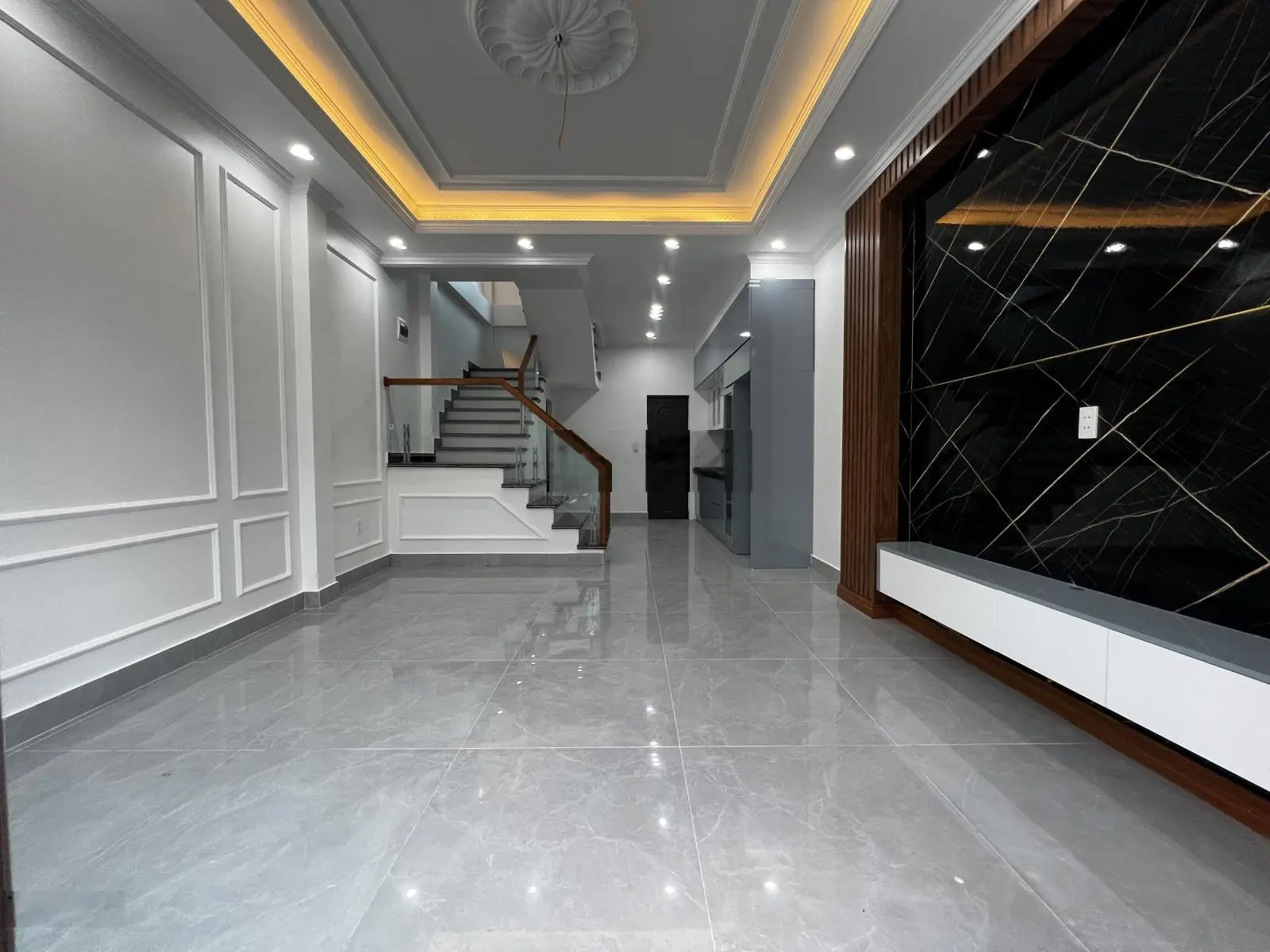 Nhà xây 3 tầng tại thị trấn An Dương. Diện tích: 42,7 m2. Hướng Đông. Nhà xây 3 tầng