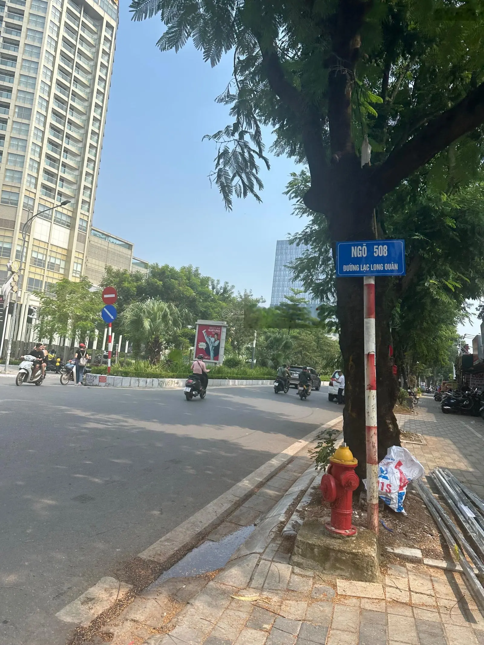 Bán nhà C4 DT 108m-MT 5.4m - ôtô qua nhà - gần Hồ Tây đường Lạc Long Quân Quận Tây Hồ. Giá 3tỷ