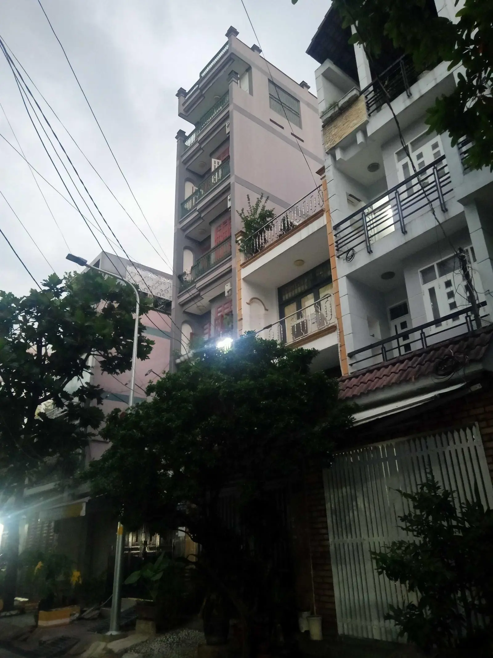 Mặt tiền Lê Quốc Trinh (5 tầng; 3,5mx17,5m). Giá 8,9 tỷ