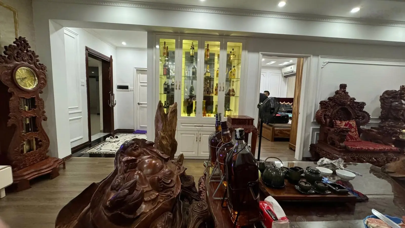 Chính chủ bán căn hộ 4 ngủ 150m2 giá 9.4 tỷ. Đc: Vimeco Nguyễn Chánh. Nội thất nhập khẩu