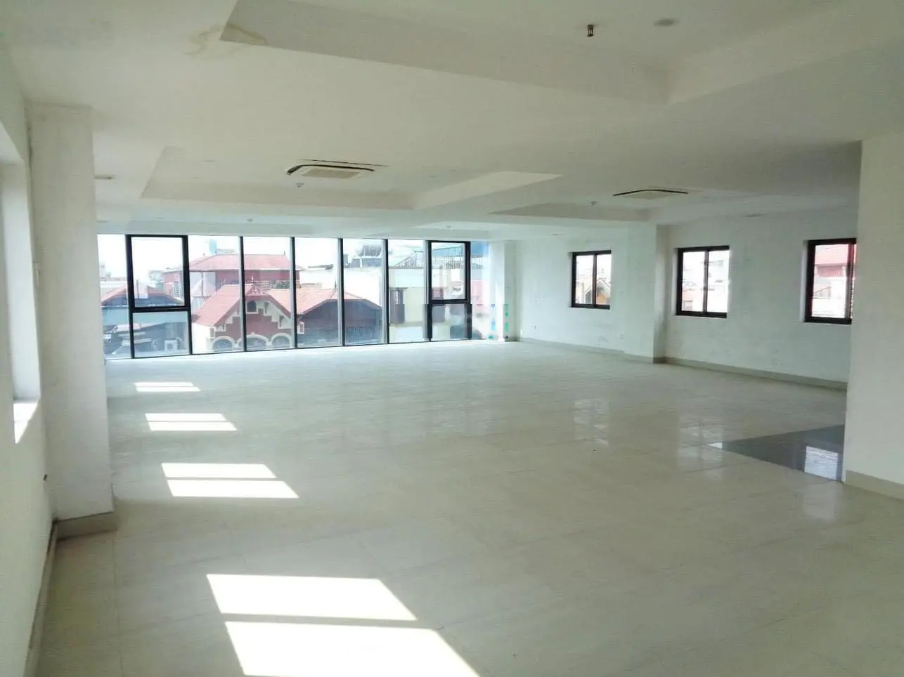 Bán toà nhà MP view hồ Hoàng Cầu - Đống Đa 240m2 9 tầng 1 hầm mặt tiền 10m cho thuê KD VP 350tr/th