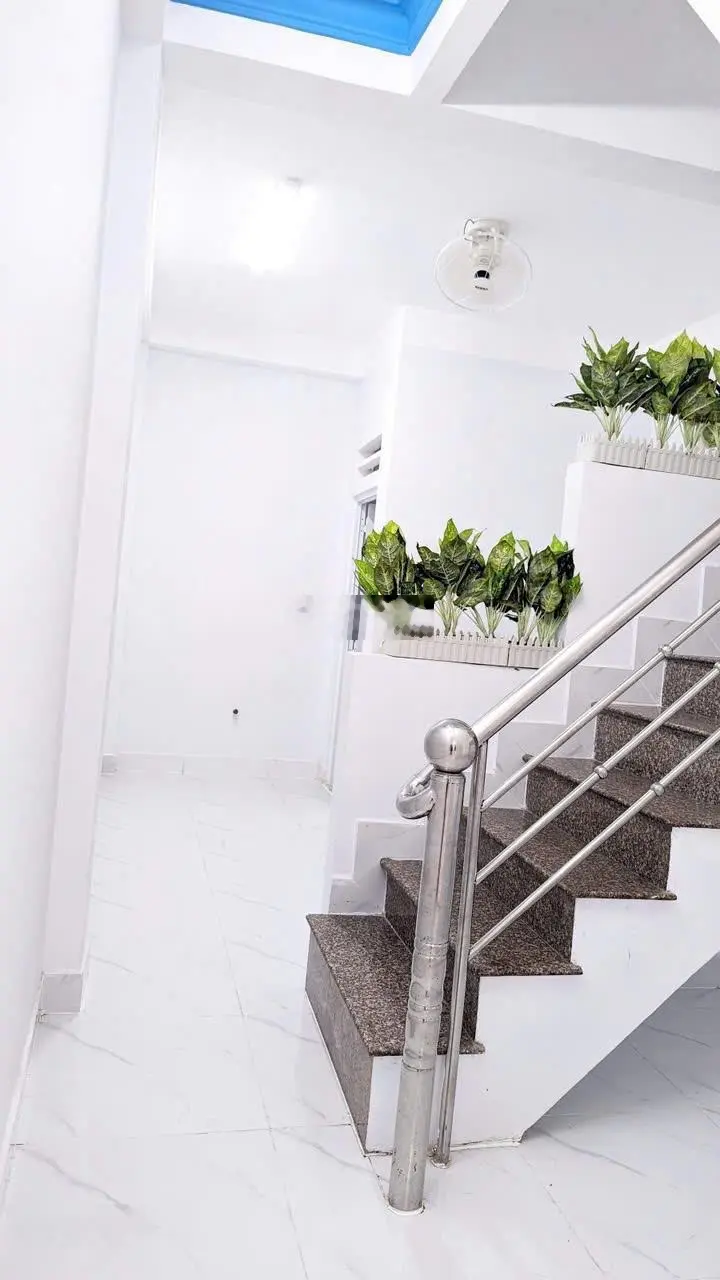 Cần bán nhà 1 trệt 2 lầu gần bệnh viện Thủ Đức - hẻm xe hơi - sổ hồng riêng. Nhỉnh 4 tỷ