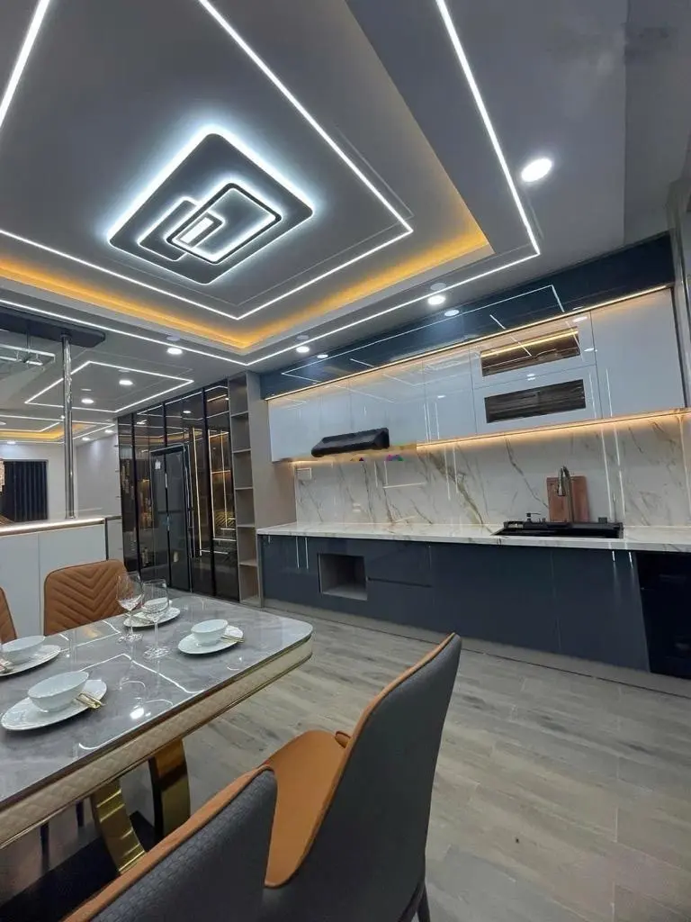 Nhà 5 tầng trong khu phân lô đồng bộ, full nội thất, đường Lê Thị Riêng, DT 60,5m2 (4,4x14), Q12