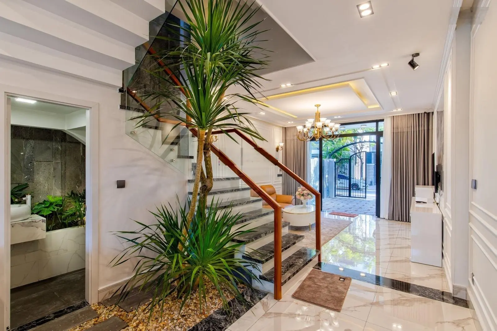 Bán nhà HXH khu VIP đường Hoàng Việt, P4. Kế bên KS Đệ Nhất. DT: 5x14m. Nhà đẹp 3 tầng giá 11.2 tỷ