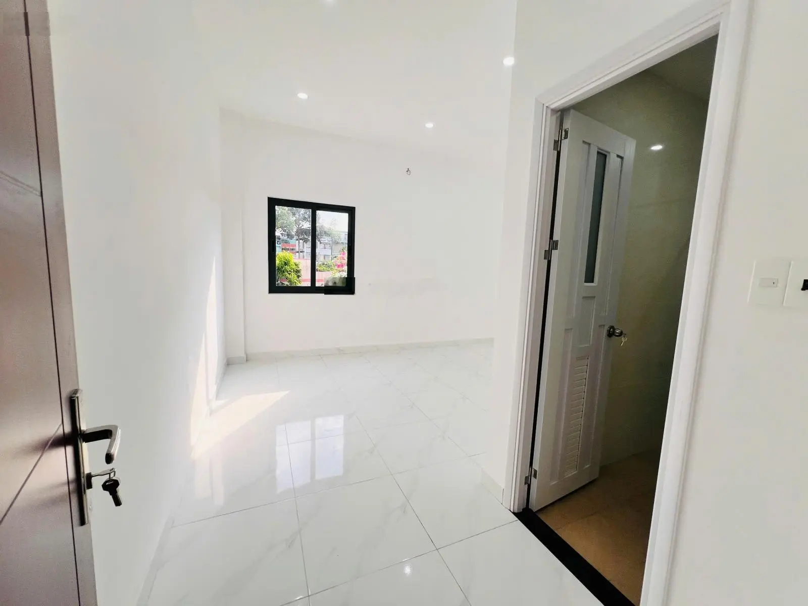 Bán nhà trung tâm TP. Tân An, đường Trà Quý Bình, gần VPCC Phạm Thị Hiên, kết cấu 4L + sân thượng