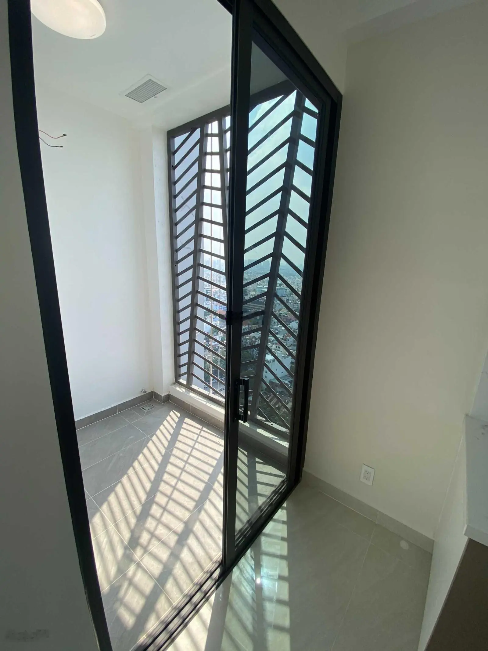 Bán căn hộ Park Legend, 2PN, 2WC, 72m2, nội thất cơ bản, giá: 4 tỷ 8, LH: 0908 435 ***