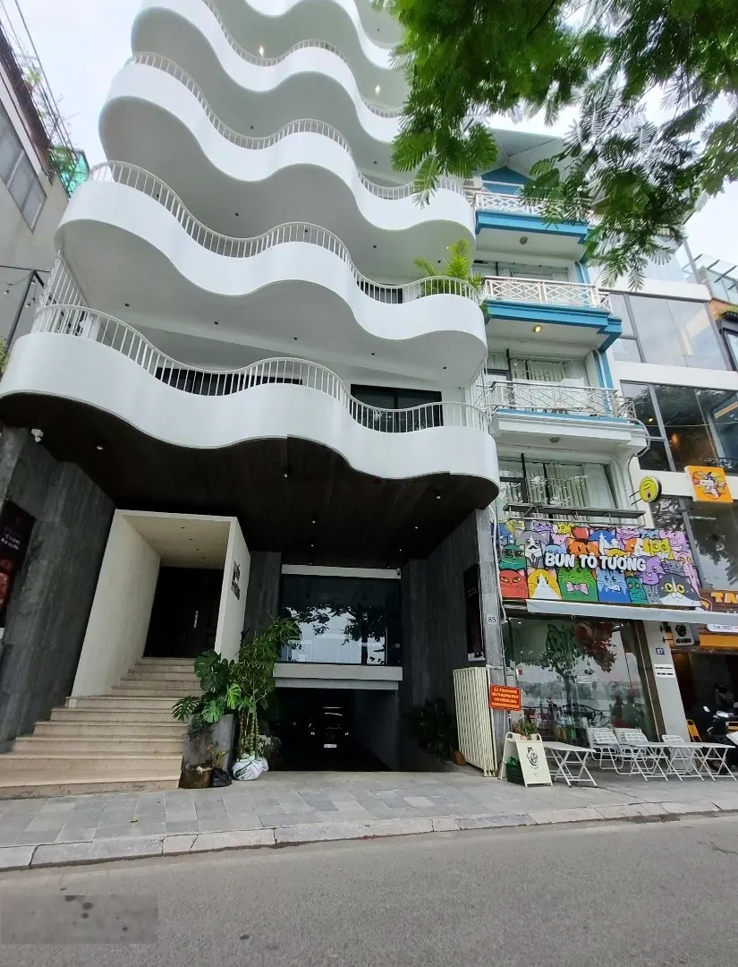 Bán tòa nhà 100m2 lô góc Lạc Long Quân, MT 20m mặt ngõ ô tô tránh dừng đỗ